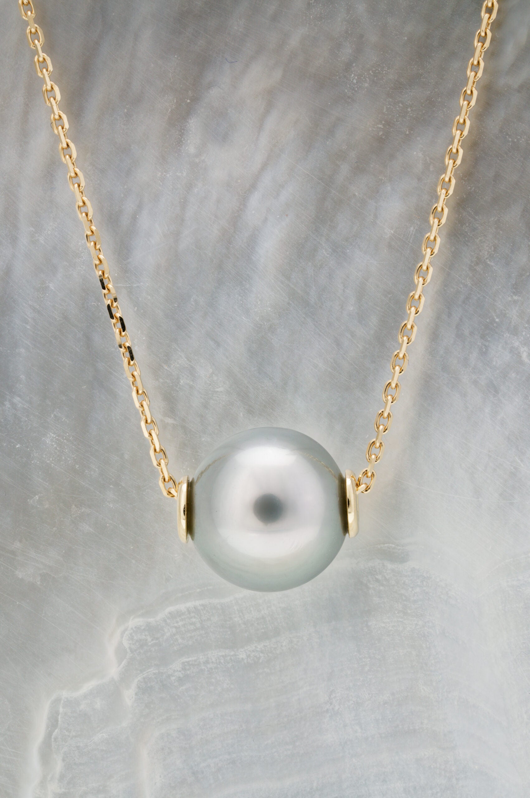 Collier en or jaune avec perle ovale
