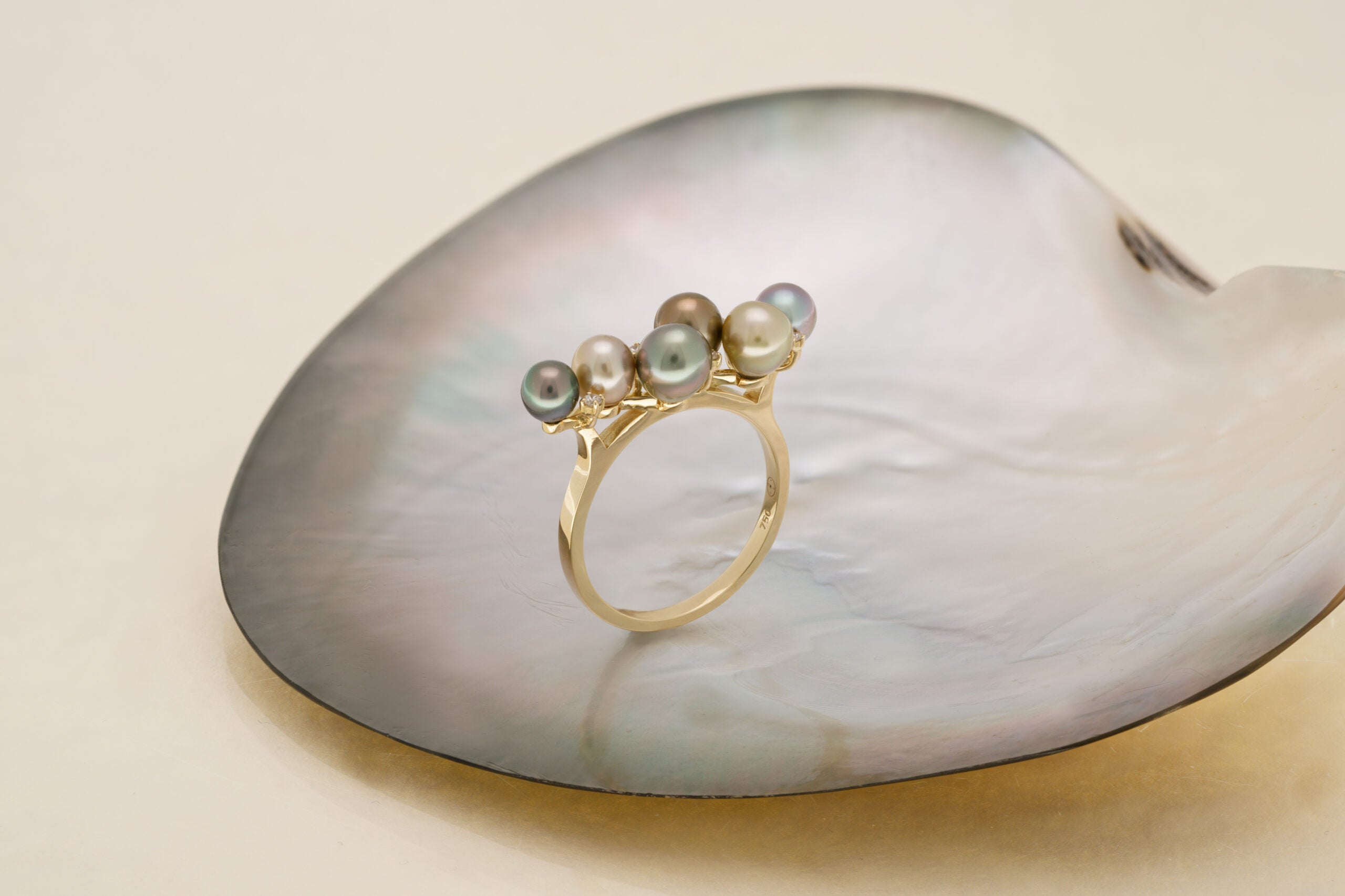 Bague en or avec keshis et diamants