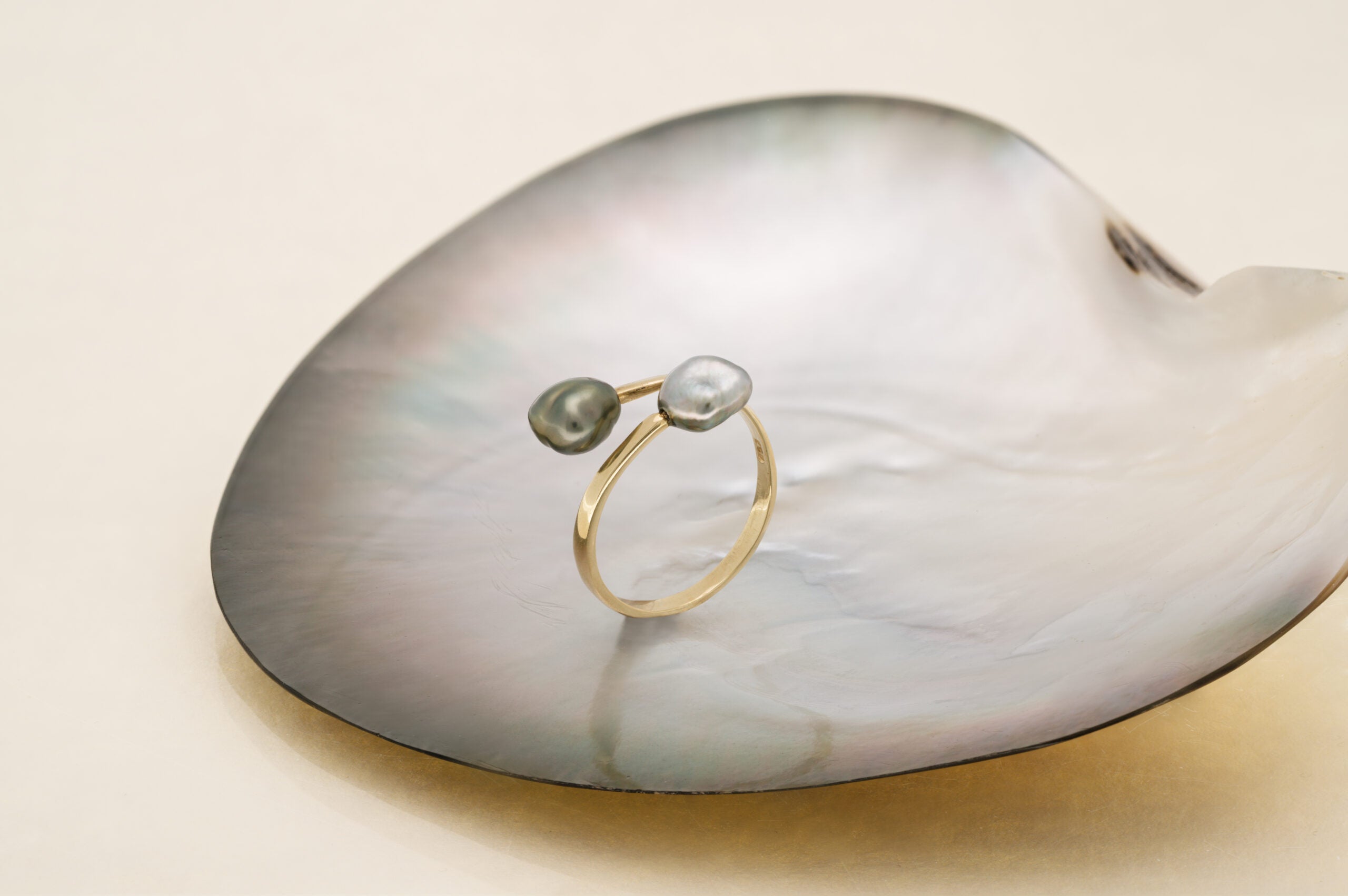 Bague en or avec perles keshis
