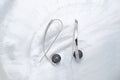Boucles d’oreilles argent et perles cerclées (8)