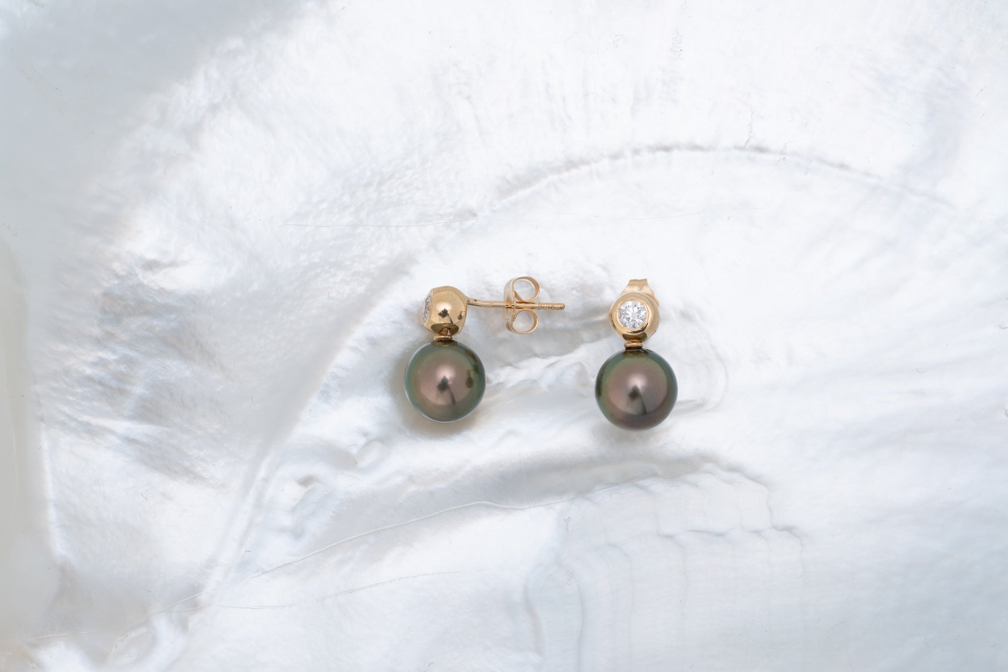 Boucles d’oreilles or, diamants et perles rondes
