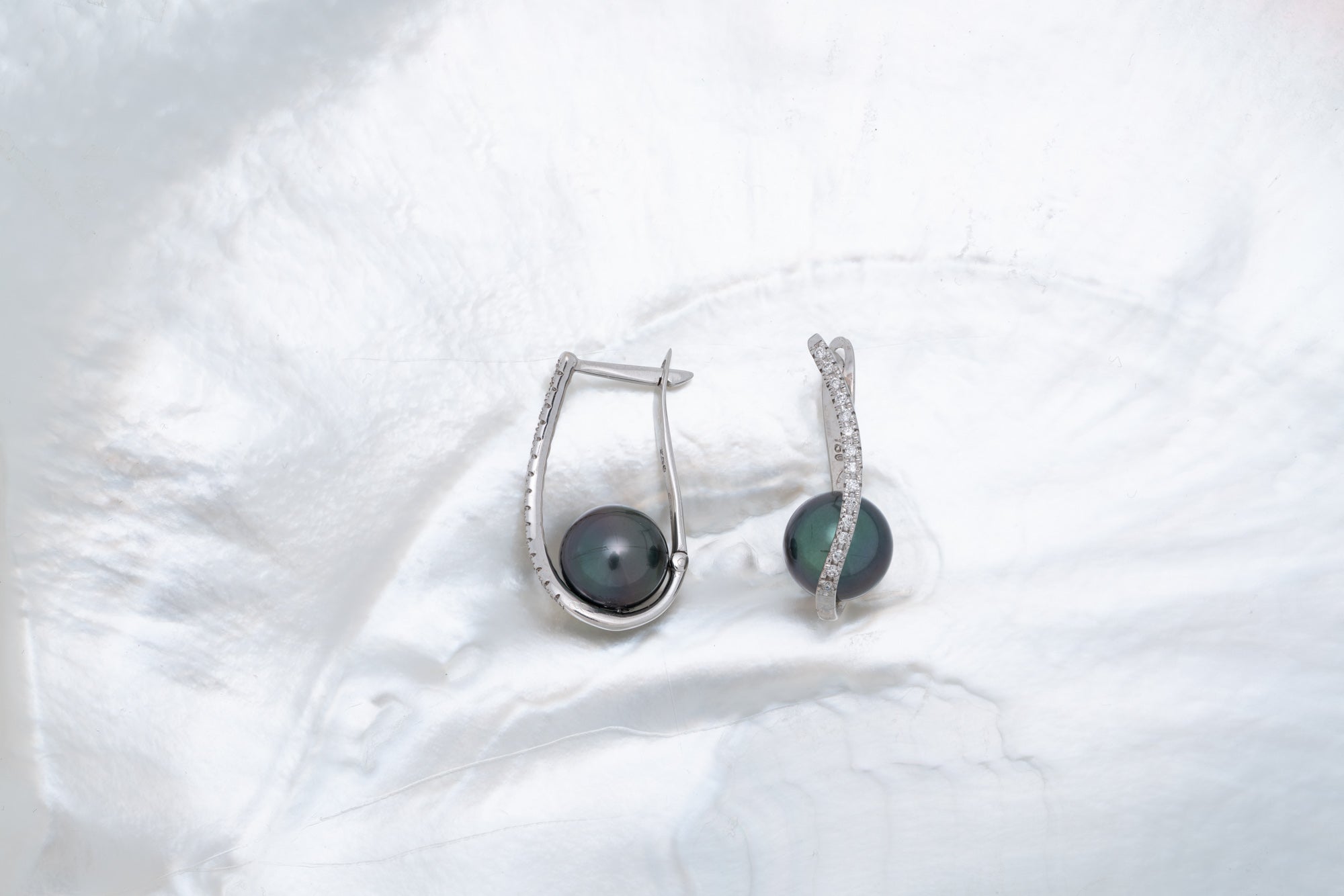 Boucles d’oreilles or, diamants et perles rondes (3)