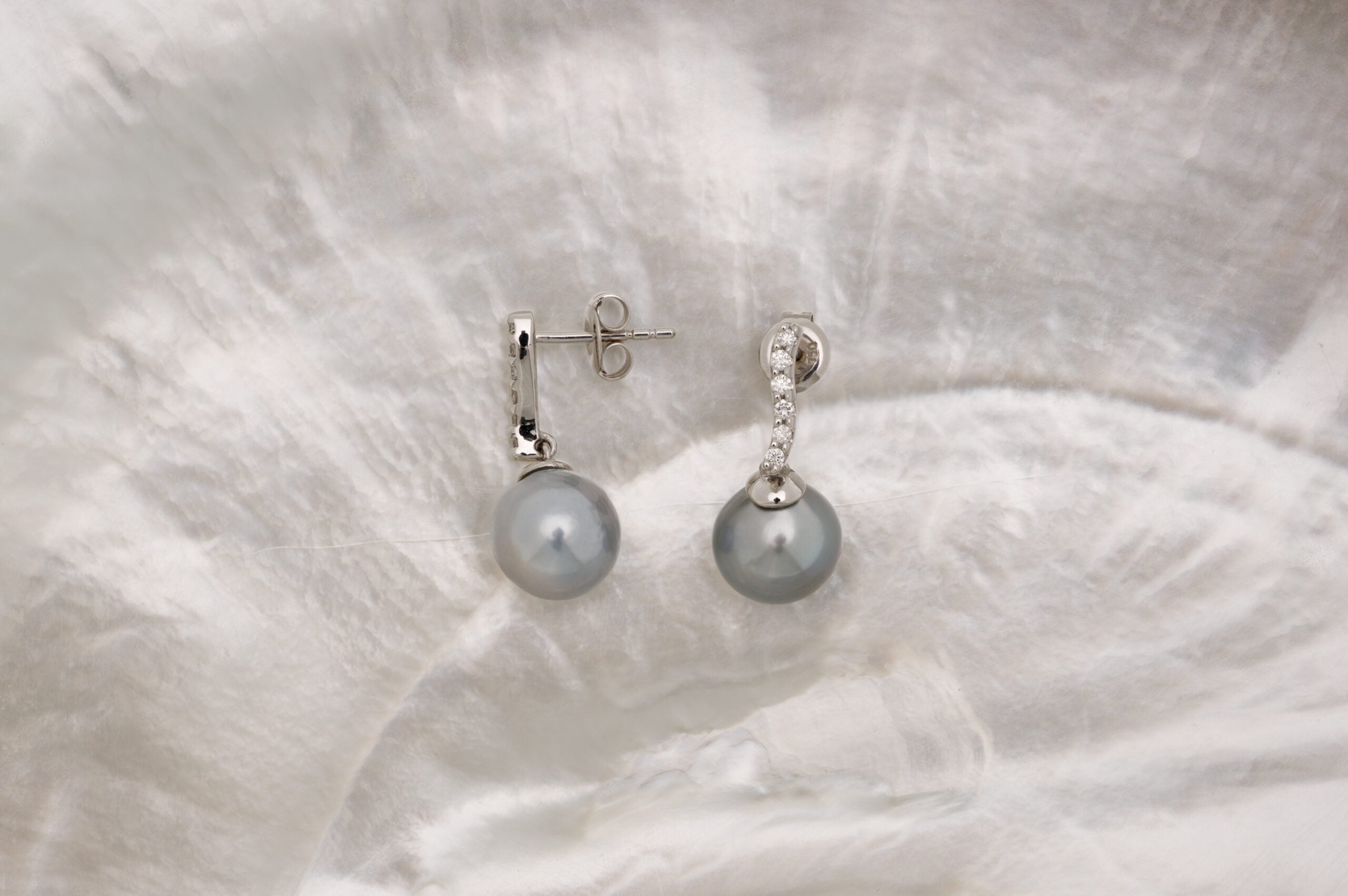 Boucles d’oreilles or, diamants et perles baroques