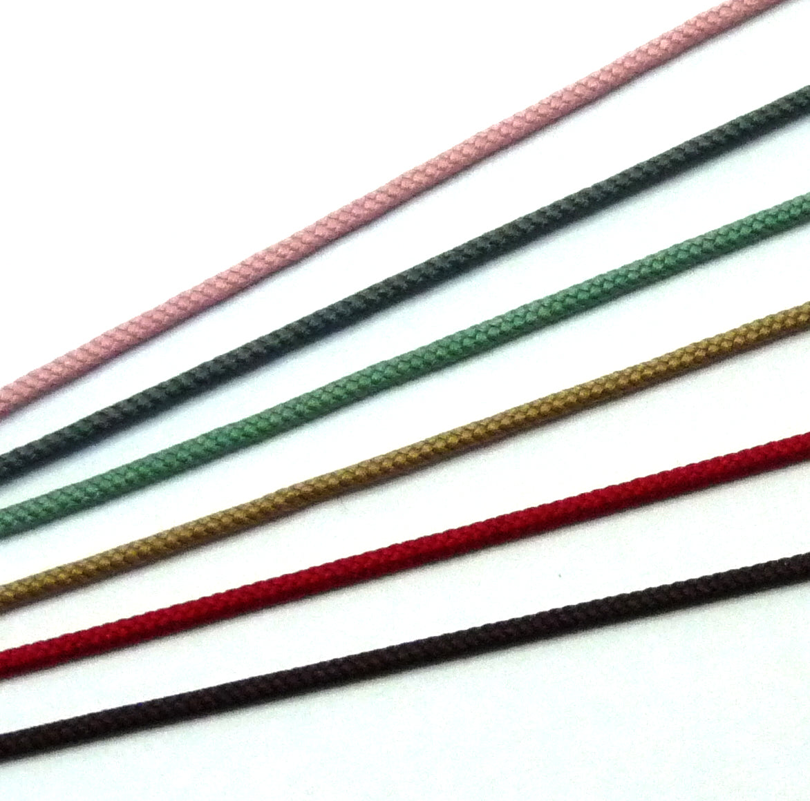 Bracelet perle cerclée sur cordon