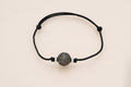 Bracelet femme perle gravée sur cordon