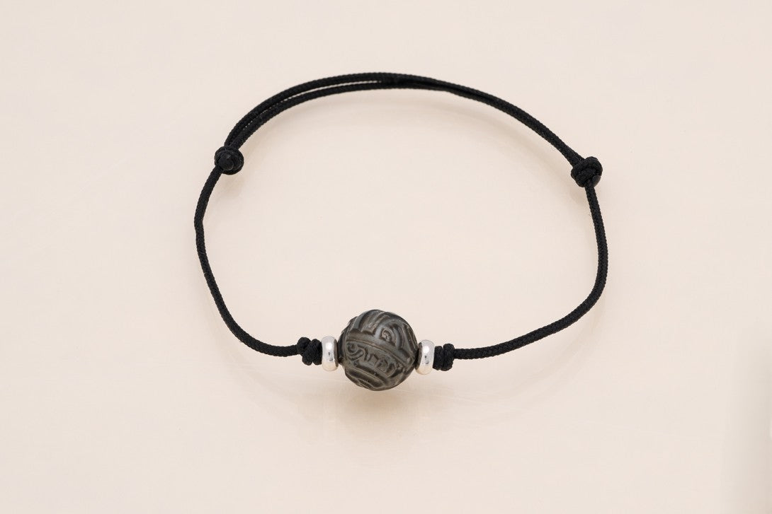 Bracelet femme perle gravée sur cordon