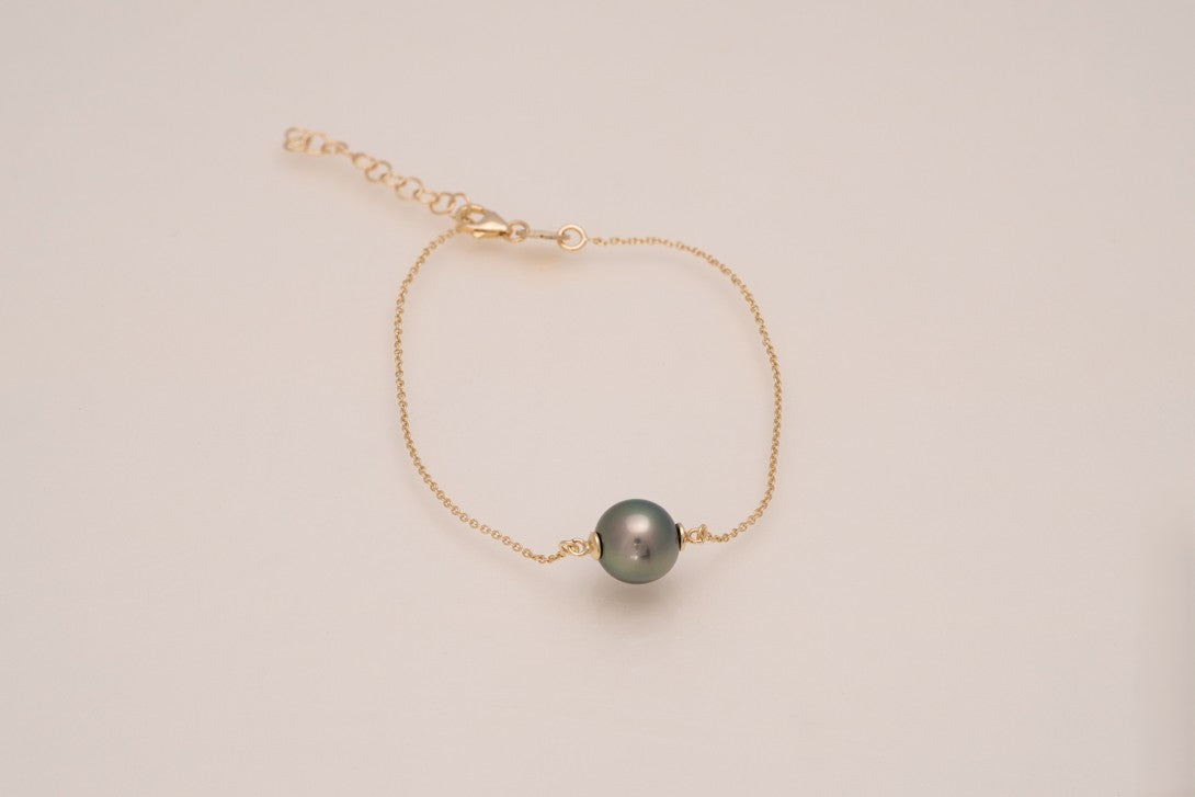 Bracelet en or avec perle ovale