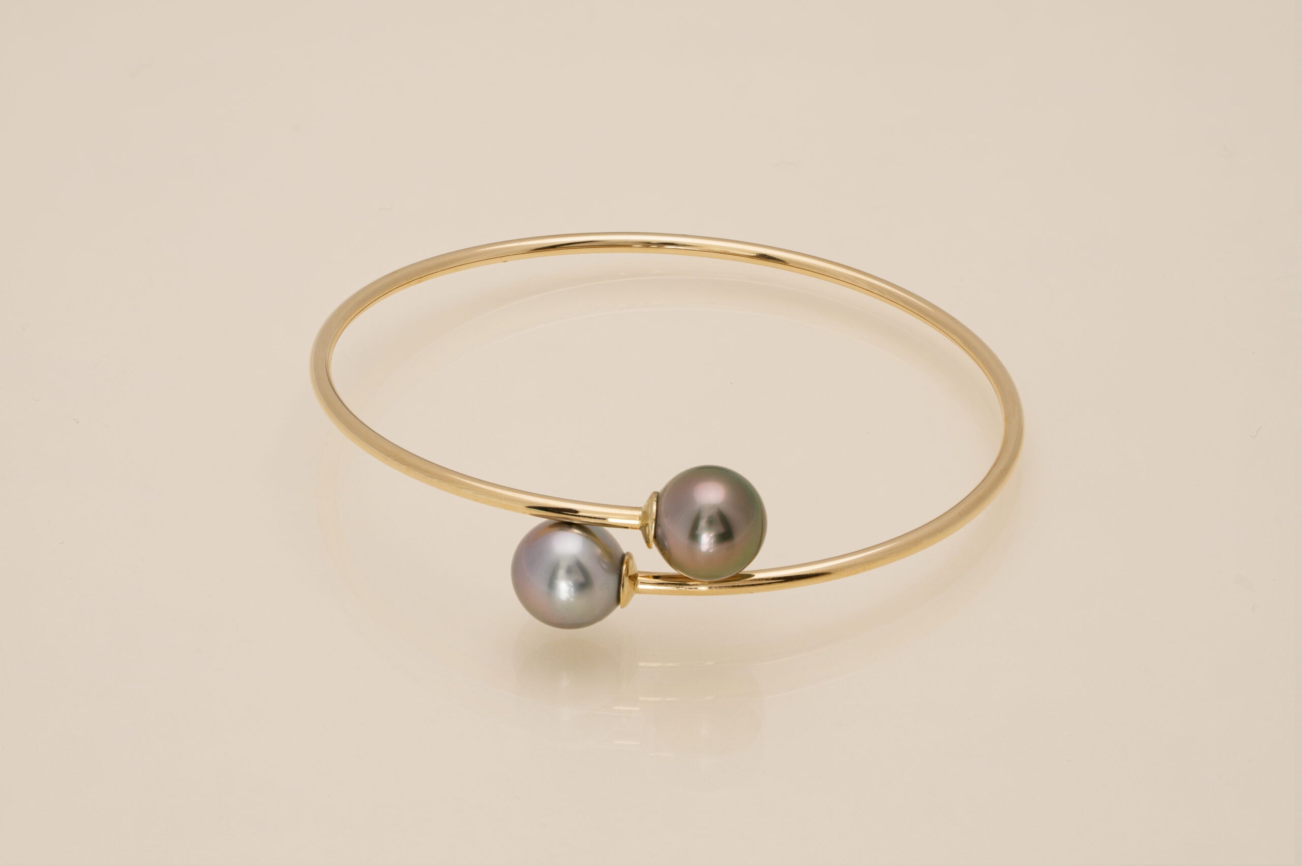 Bracelet en or avec 2 perles ovales