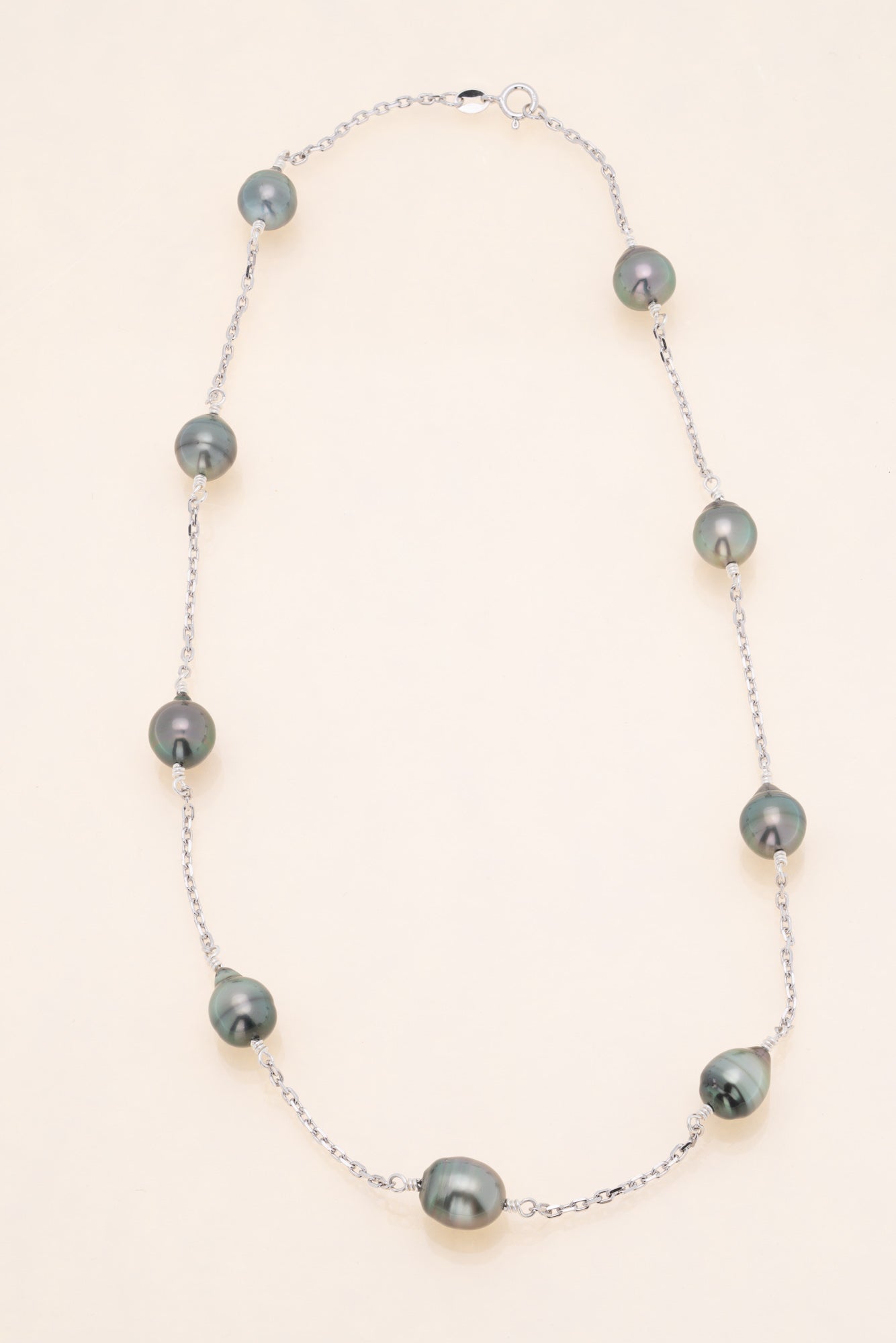 Collier argent et 9 perles cerclées
