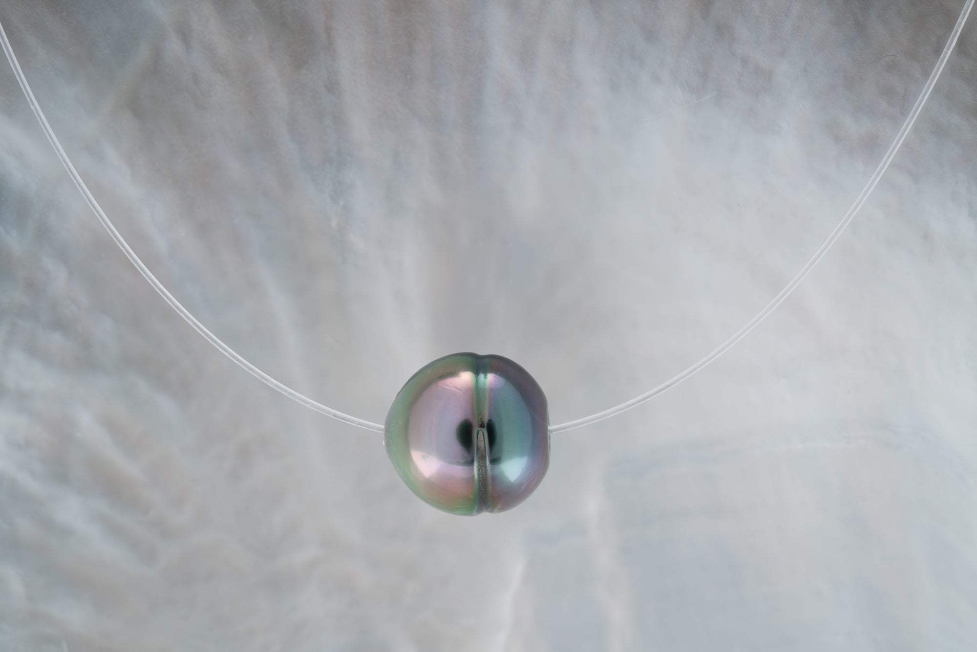 Collier nylon, perle cerclée et fermoir argent
