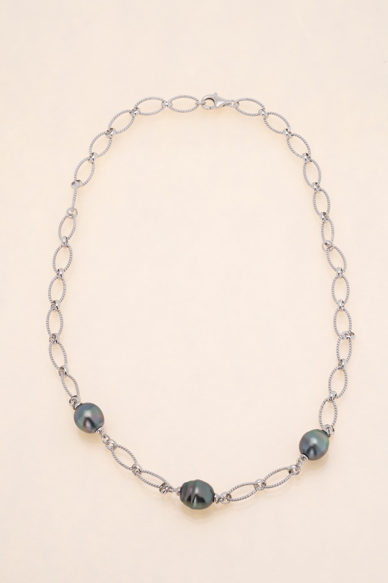 Collier argent et 3 perles cerclées