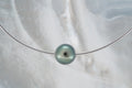 Collier argent et perle ovale – chaîne oméga