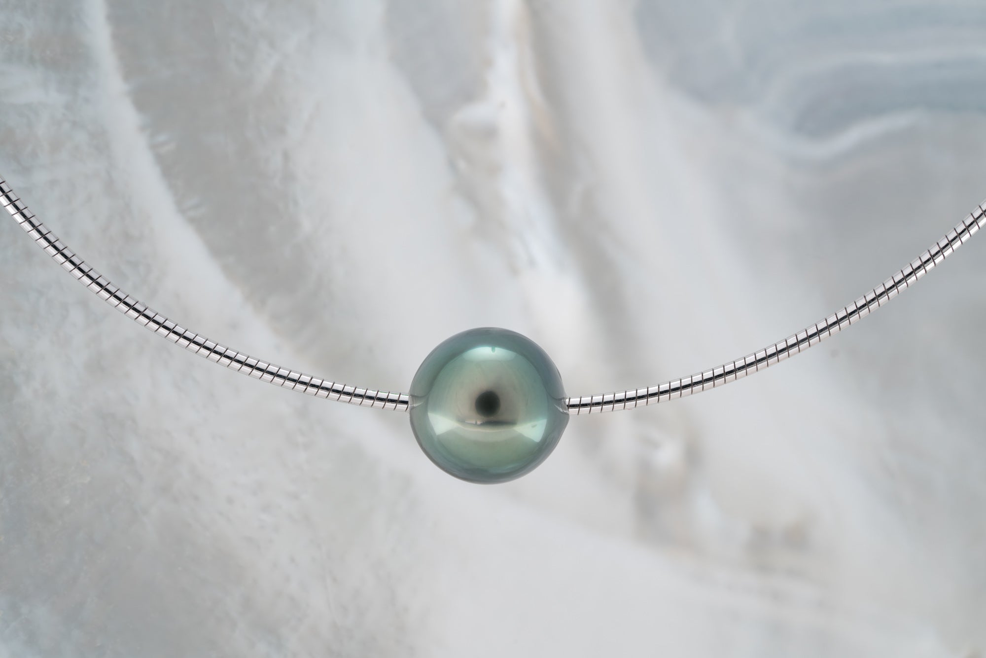 Collier argent et perle ovale – chaîne oméga