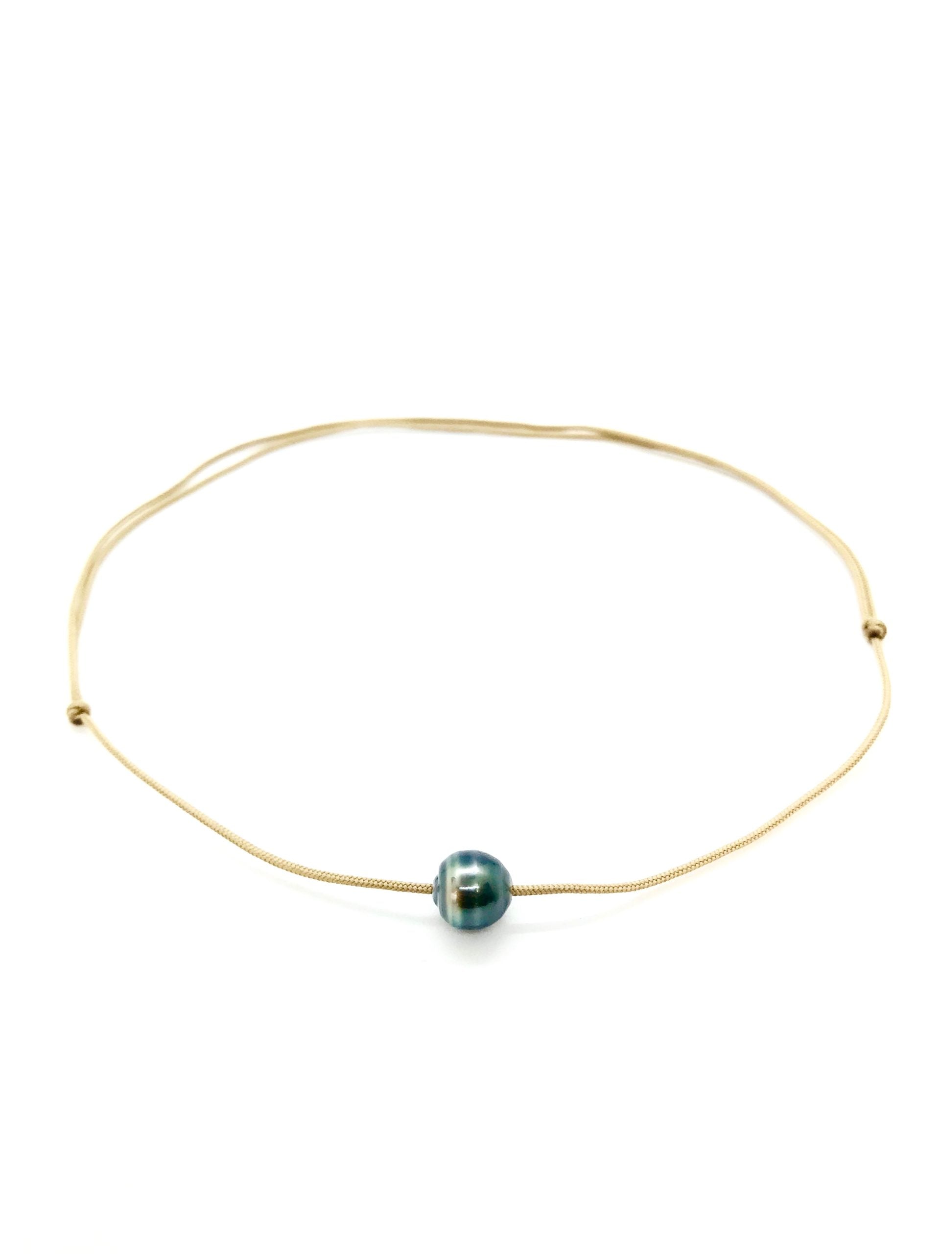 Collier perle cerclée sur cordon