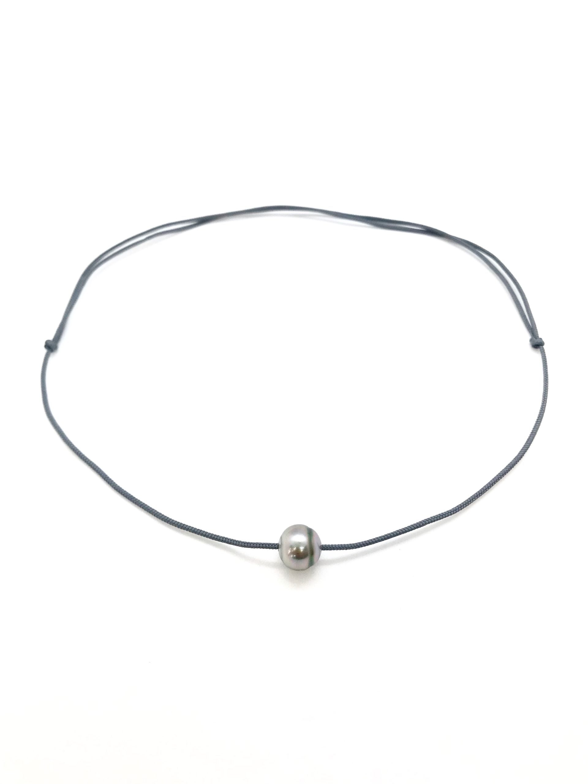 Collier perle cerclée sur cordon