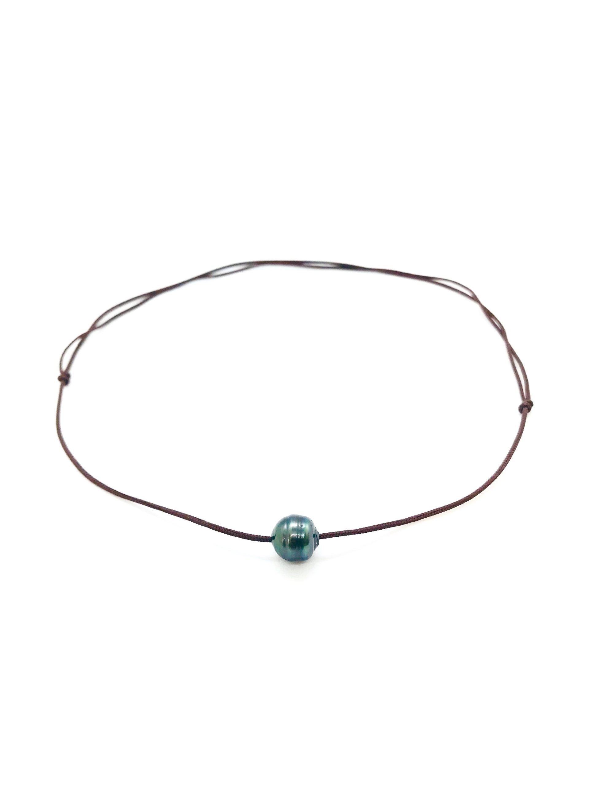Collier perle cerclée sur cordon