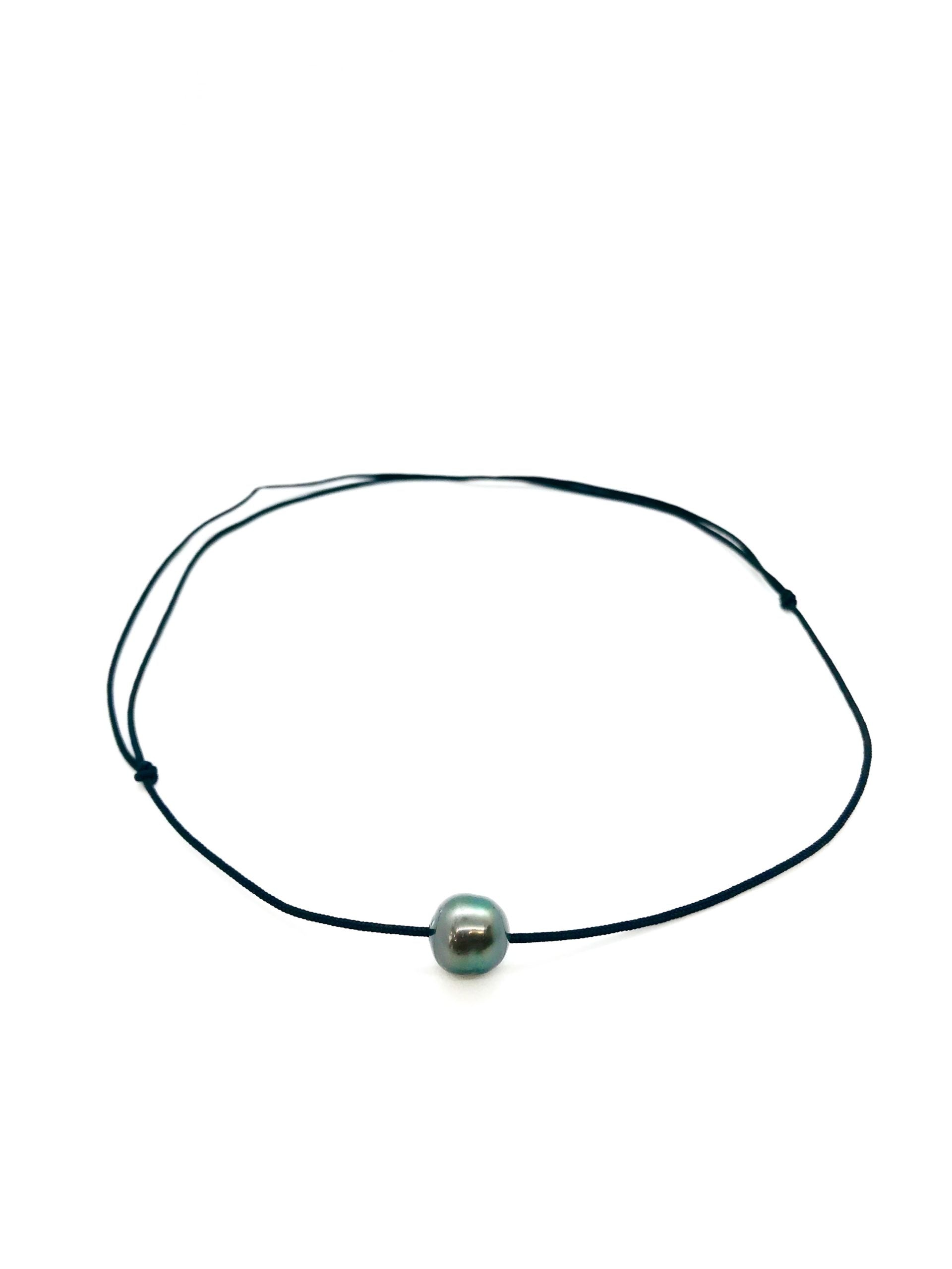 Collier perle cerclée sur cordon