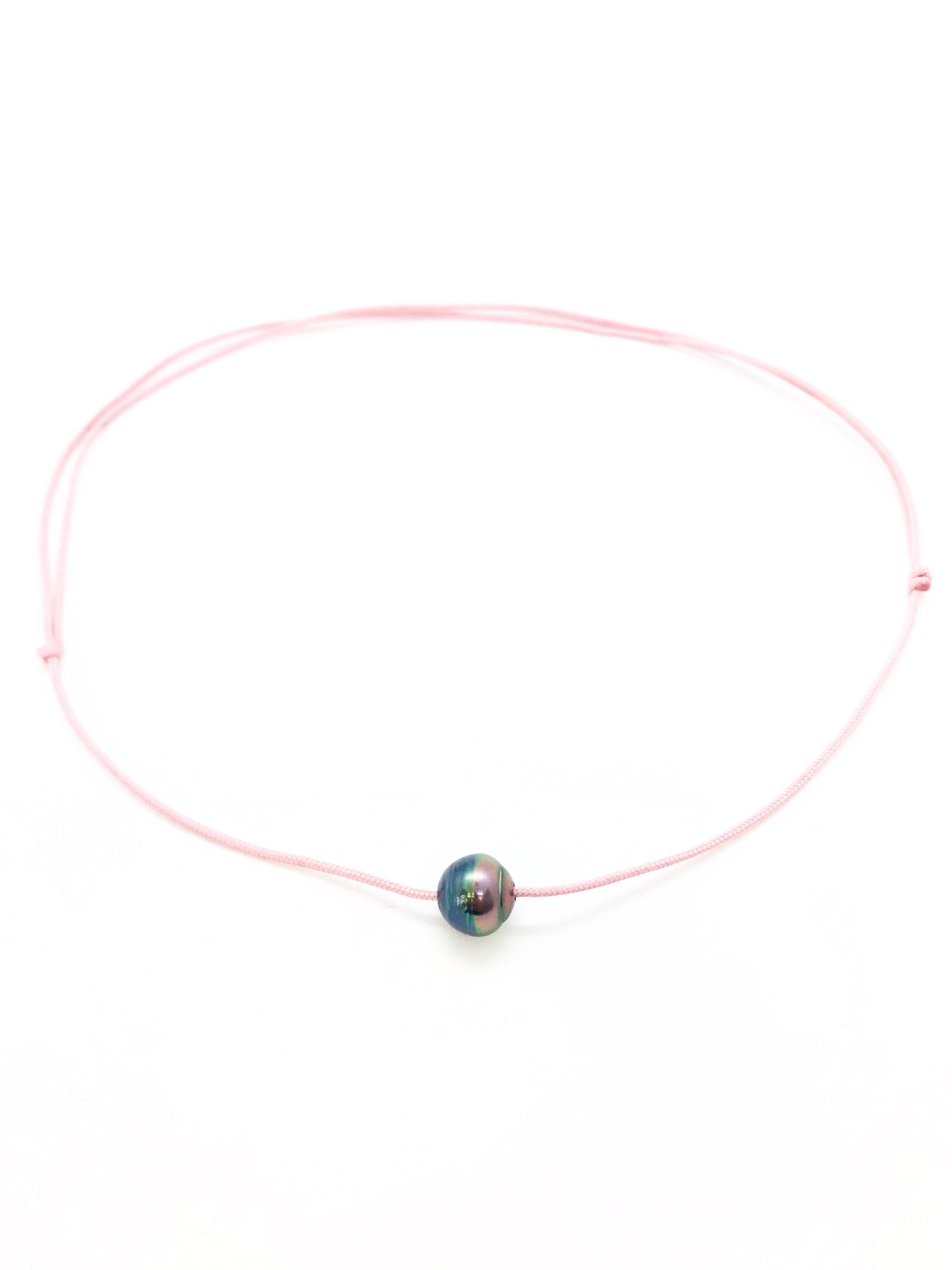 Collier perle cerclée sur cordon