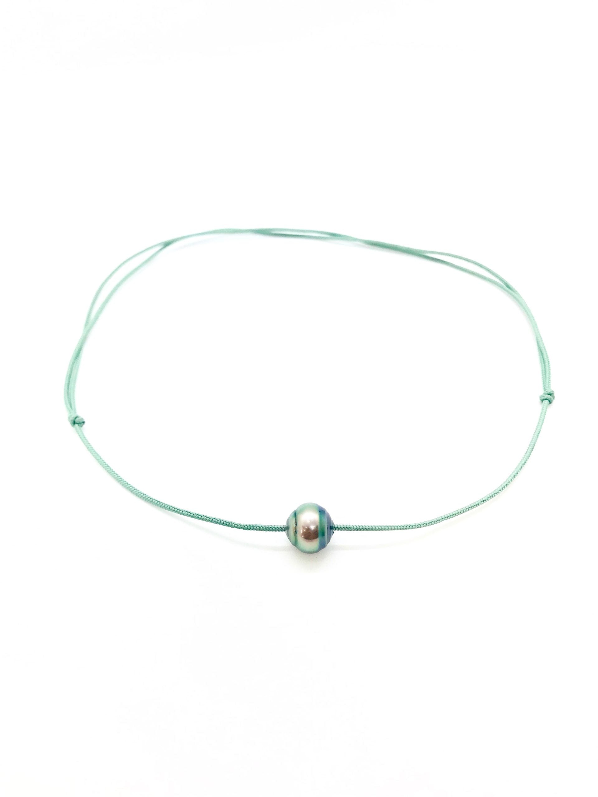 Collier perle cerclée sur cordon