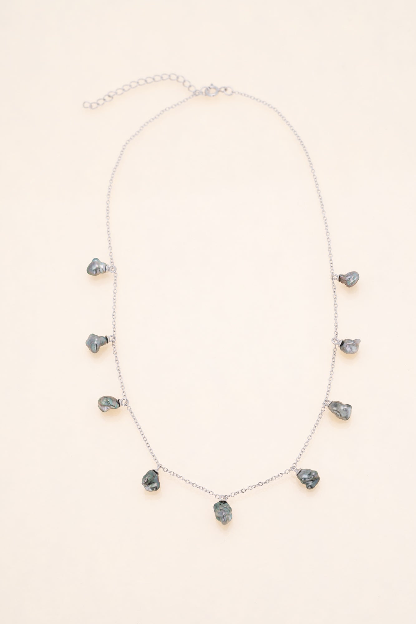 Collier argent et keshis