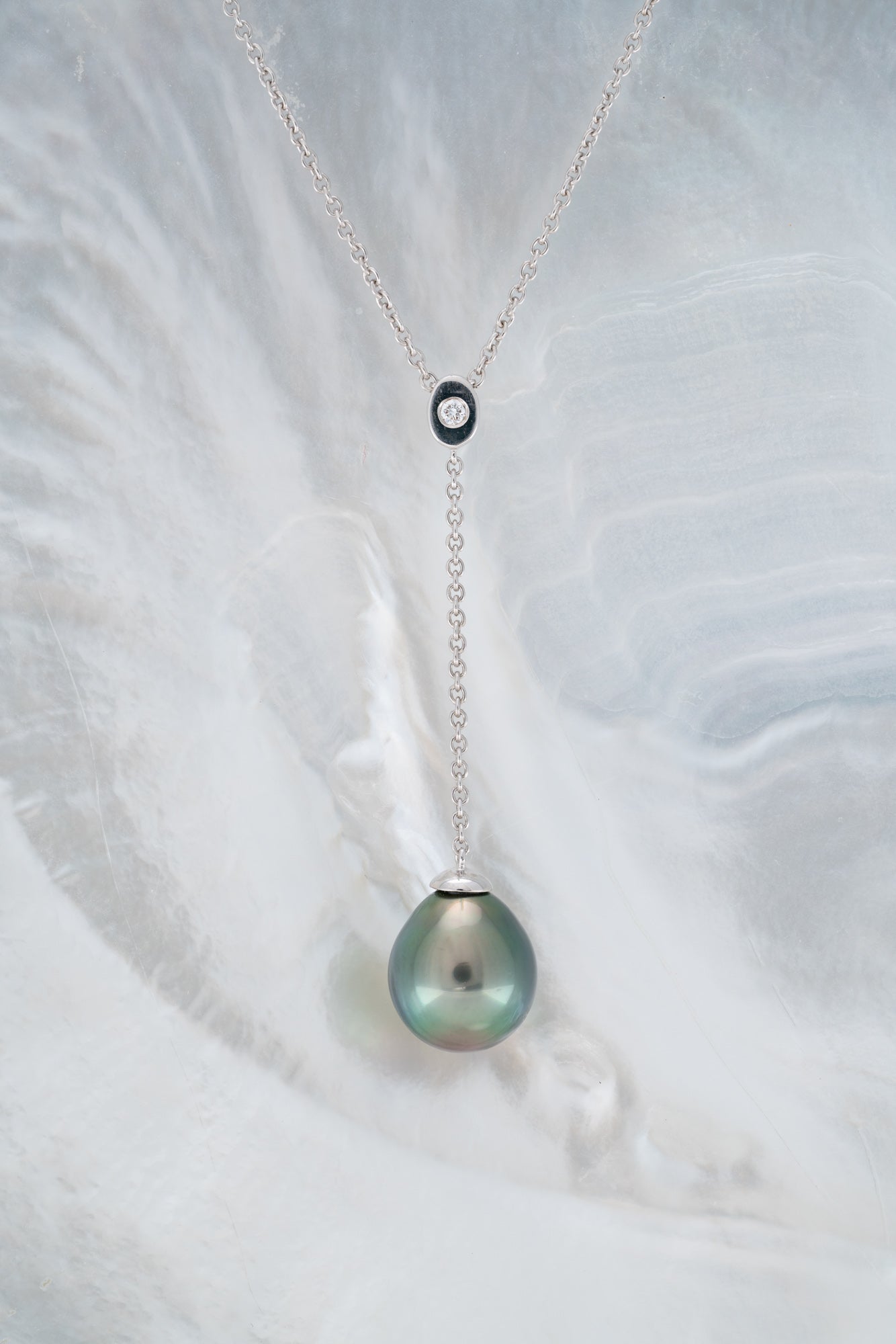 Collier Or jaune ou Or blanc et diamants avec perle ovale