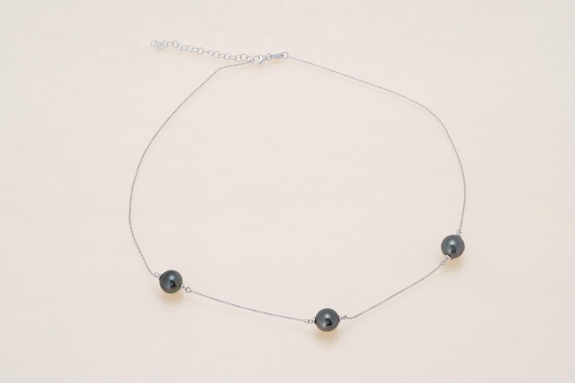Collier or jaune ou blanc avec 3 perles ovales