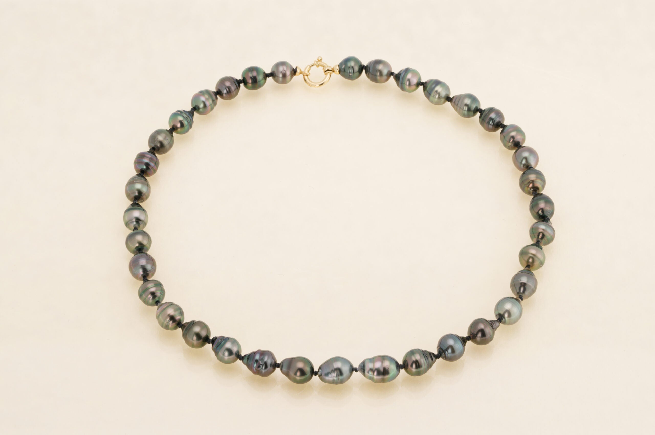 Collier de perles cerclées fermoir or
