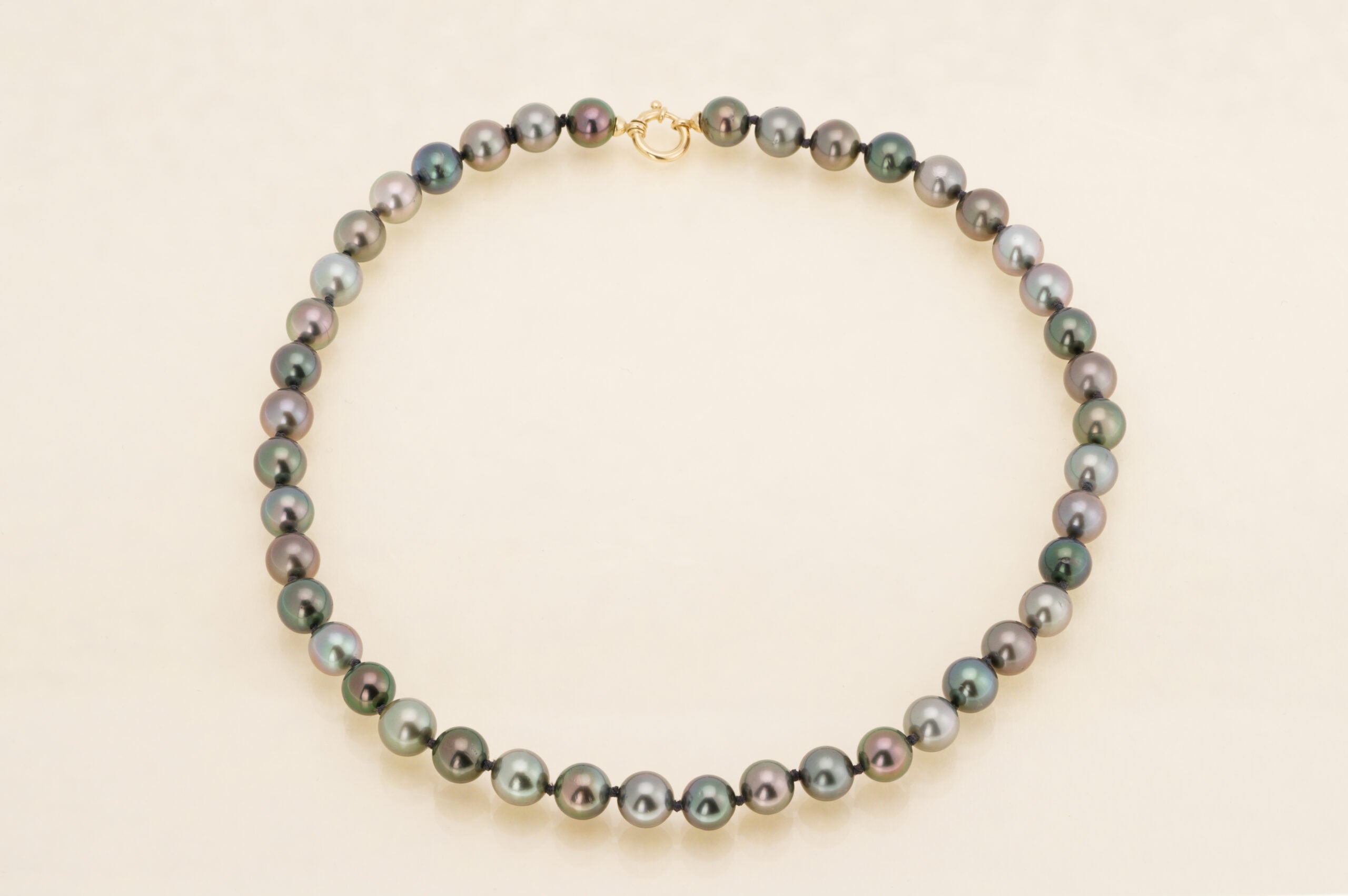 Collier de perles rondes fermoir or