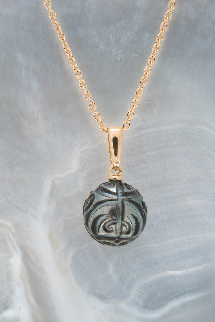 Pendentif or et perle gravée