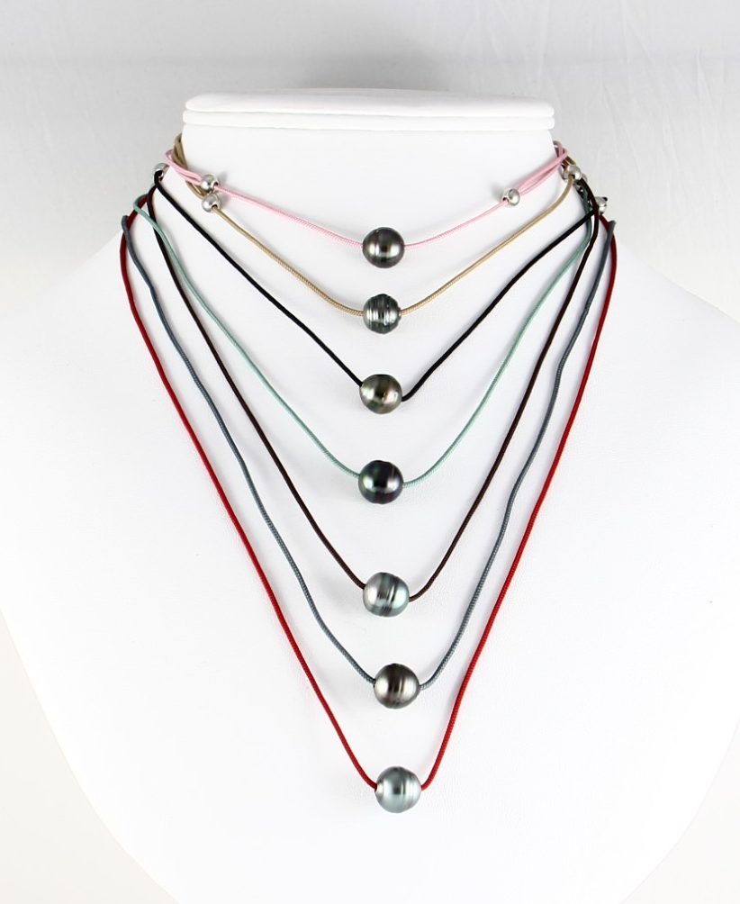 Collier perle cerclée sur cordon